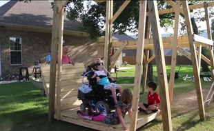 Une balançoire pour sa fille handicapée.