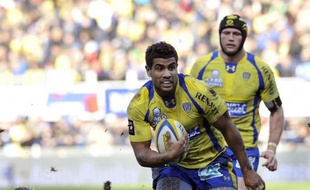 Clermont a consolidé sa 2e place au classement du Top 14 de rugby en infligeant une déroute ponctuée de six essais à l'Aviron bayonnais (48-3), dimanche au Parc des sports Marcel-Michelin, en match de la 14e journée.