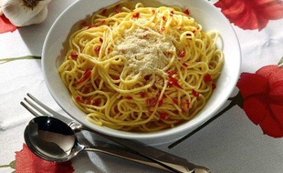 Un plat de spaghettis