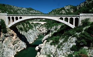 Le pont du Diable, dans les gorges de l'Hérault, depuis lequel sautent régulièrement des baigneurs, malgré les interdictions