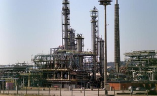 La CGT de la raffinerie fermée Petroplus de Petit-Couronne (Seine-Maritime), près de Rouen, a appelé lundi le gouvernement à relancer la piste d'une reprise du site par le groupe iranien Tadbir, à la faveur de l'accord nucléaire et économique conclu ce week-end avec Téhéran.