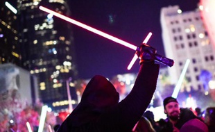 Un fan de Star Wars habillé en Kylo Ren le 18 décembre 2015 à Los Angeles