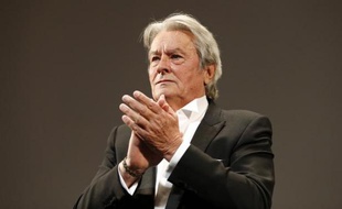 Alain Delon reste un monstre sacré du cinéma pour les Français qui sont néanmoins 55% à ne pas l'aimer, voyant en lui un "mégalomane", "provocateur" et "réactionnaire", selon un sondage BVA pour Le Parisien/Aujourd'hui en France publié dimanche