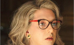 Guillaume Gallienne dans le rôle de sa mère