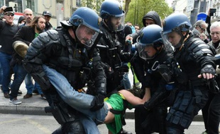 Des policiers interpellent un manifestant à Lyon en marge de la manifestation contre la loi travail, dans le sud-est de la France, le 28 avril 2016