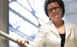 Le Parti Socialiste (PS) a accusé jeudi les dirigeants de l'UMP de mutisme, après les déclarations de Christine Boutin, la présidente du Parti Chrétien-Démocrate, qui a jugé possible un lien entre mariage homosexuel et polygamie.