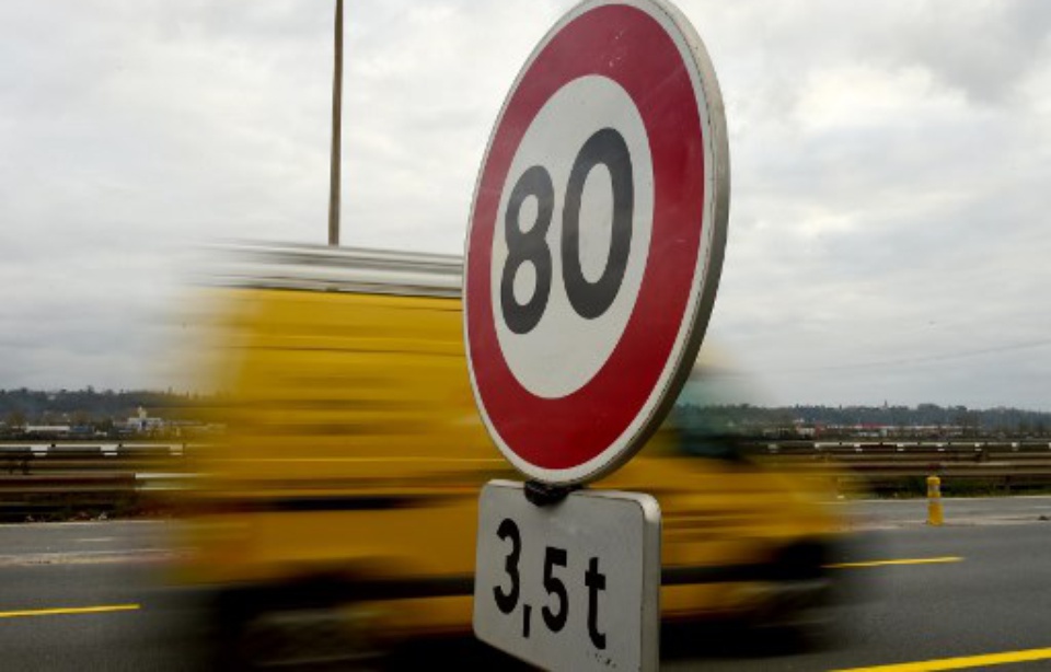 Limitation de vitesse à 80 km/h: Le décret publié au JO 960x614_illustration-vehicule-passe-panneau-indiquant-limitation-vitesse-80-kmh-pres-bordeaux