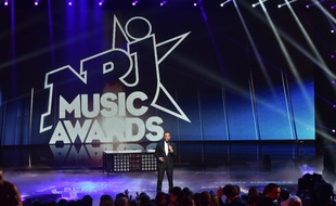 Nikos Aliagas sur la scène des NRJ Music Awards au Palais des festivals de Cannes.