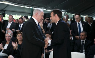 Emmanuel Macron et Benjamin Netanyahu lors de la cérémonie de commémoration à la rafle du Vel d'Hiv, le 16 juillet 2017. AFP PHOTO / POOL / Kamil Zihnioglu