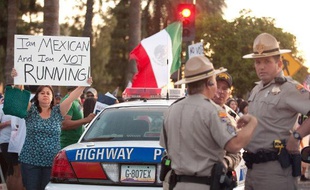 Une manifestante opposée à la réforme de l'immigration en Arizona, le 1er mai 2010