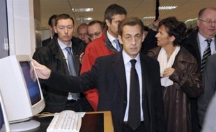 Nicolas Sarkozy a annoncé mardi une série de mesures pour freiner la montée du chômage, notamment en augmentant de 100.000 les contrats aidés, après s'être attaqué au sauvetage des banques et au financement des PME frappées par la crise.