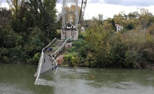 Des plongeurs dans la rivière Tarn après l'effondrement d'un pont, à Mirepoix-sur-Tarn.