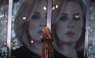 La chanteuse Adele en concert à Londres le 24 février 2016