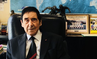 Marcel Berthomé dans son bureau de maire à Saint-Seurin-sur-l'Isle.
