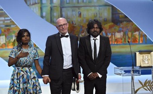 Jacques Audiard et les acteurs sri-lankais Kalieaswari Srinivasan (gauche) et Jesuthasan Antonythasan après avoir reçu la Palme d'Or pour son film "Dheepan" à Cannes le 24 mai 2015