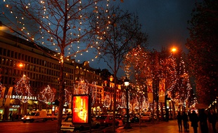 L'éclairage nocturne transforme la ville en sa propre vitrine, comme ici sur les Champs Elysées à Paris.