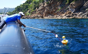 L'enseignant-chercheur varois Yann Ourmieres lâche des bouées pour mesurer les courants autour de Port-Cros.