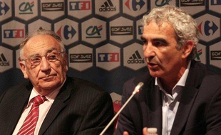 Le sélectionneur de l'équipe de France de football, Raymond Domenech (à dr.), écouté par le président de la fédération, Jean-Pierre Escalettes, le 12 août 2008.