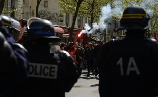 Des membres des forces de l'ordre lors d'une manifestation contre la loi travail, le 28 avril 2016 à Paris