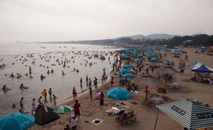 Dans la station balnéaire chinoise de Beidaihe, aux plages bondées de vacanciers, seule une présence accrue des forces de l'ordre signale la présence des hauts dirigeants communistes, rassemblés pour préparer la prochaine transition politique cruciale.