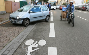 Strasbourg le 23 septembre 2015. La police donne une contravention à une voiture mal garée sur une piste cyclable route des Romains.