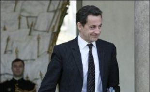 Nicolas Sarkozy a ironisé mardi sur le nombre de plus en plus restreint de ses opposants, alors que Dominique de Villepin a contesté la stratégie du président de l'UMP en invoquant la nécessité de "surprises", comme l'ont fait les armées napoléoniennes.