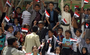 Des enfants yéménites brandissent le drapeau national lors d'une manifestation contre les opérations armées de l'Arabie saoudite le 6 juin 2015 à Sanaa
