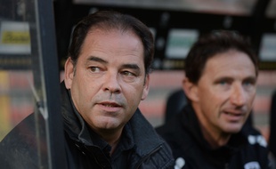 Angers' French head coach Stephane Moulin (L) and Angers' French assistant Serge Le Dizet looks on during the French L1 football match between Angers and Troyes on September 19, 2015 at the Jean Bouin stadium in Angers, western France. AFP PHOTO / JEAN-SEBASTIEN EVRARD