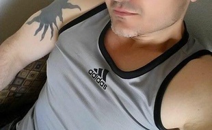 Troy Clay, 42 ans, activement recherché par la police américaine après avoir poignardé sa petite amie.