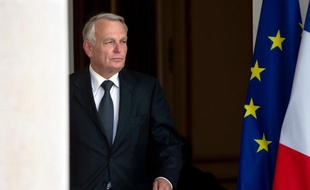 Le Premier ministre Jean-Marc Ayrault a remis lundi, au lendemain de la large victoire du Parti socialiste aux élections législatives, la démission de son gouvernement à François Hollande, qui l'a chargé de former un nouveau gouvernement, a annoncé l'Elysée.