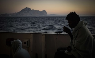 Des migrants le 9 août 2018, sur le pont du bateau Open Arms, après avoir été secourus au large des côtes libyennes (photo d'illustration).