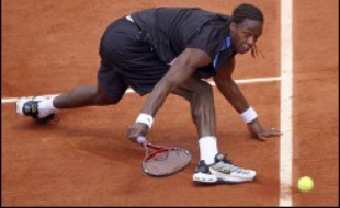 Gaël Monfils a peiné mardi pour atteindre le deuxième tour du tournoi de tennis de Roland-Garros après une victoire en cinq sets 6-4, 6-7 (2/7), 1-6, 6-2, 6-1 contre le Britannique Andy Murray, diminué par une douleur aux lombaires.