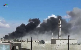 De la fumée dans la province de Homs après un raid aérien russe, le 30 septembre 2015.
