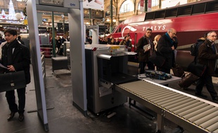 Des portiques de sécurité sont en place à l'entrée des quais, gare du nord, depuis le dimanche 20 décembre 2015