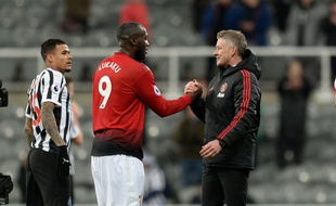 Solskjaer félicite Lukaku après sa rentrée victorieuse à Newcastle.