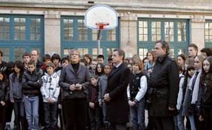Vingt-quatre heures après la tuerie de Toulouse, la trêve décrétée par la classe politique a volé en éclats et la campagne présidentielle repris ses droits, nourrie par un début de polémique autour des responsabilités de ceux qui "attisent les passions".