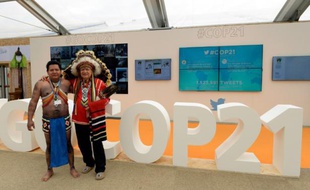 Guna Yala (g), représentant les autochtones du panama, et le chef indien Phil Lane Jr, repr"sentant les nations Dakota et Chickasaw posent sur le site de la COP21 au Bourget le 2 décembre 2015