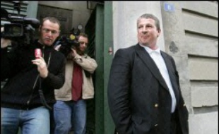 L'ex-entraîneur de Marseille Rolland Courbis a écopé au total de 3 ans et demi de prison ferme et l'actionnaire principal Robert Louis-Dreyfus a été condamné à 3 ans avec sursis par le tribunal correctionnel de la ville, au terme du procès des transferts du club de Ligue 1 de football.