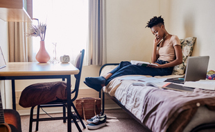 De la restauration universitaire au logement, en passant par la culture et les aides financières, les Crous couvrent de nombreux besoins des étudiants.