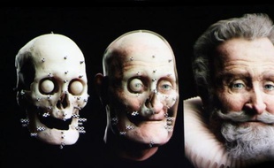 C'est le premier roi de France à avoir sa photographie : sur fond de querelle persistante quant à l'authenticité de la tête momifiée d'Henri IV, son visage a été reconstitué à partir des travaux menés par l'équipe du légiste Philippe Charlier.