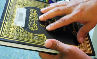 A Guantanamo, les détenus lisent aussi bien le Coran que les livres érotiques: le best-seller "Cinquante Nuances de Grey" y est autorisé, tout comme les ouvrages religieux et les revues de football qui s'alignent à la bibliothèque.