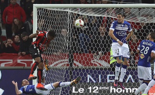Le Niçois Alassane Plea (à gauche) marque le premier but de la rencontre de Ligue 1 Nice - Bastia, le 27 novembre 2016.