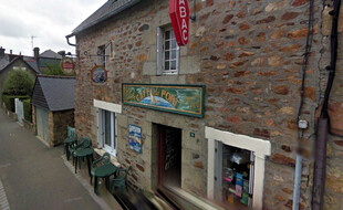 A Loguivy-de-la-Mer, dans les Côtes-d'Armor, le bar Chez Gaud est menacé.