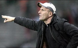 Le Conseil des prud'hommes de Bordeaux a condamné le club des Girondins de Bordeaux (L1) à verser 2,5 M EUR d'indemnités à son ancien entraîneur Elie Baup, aujourd'hui aux rênes du Toulouse FC, pour rupture abusive de contrat en 2003, ont indiqué mercredi les parties.