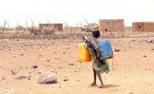 Une fillette transporte un bidon pour aller le remplir d'eau, à Katawane, en Mauritanie, le 4 mai 2012