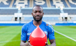 Le désormais ex-joueur du Racing club de Strasbourg Stéphane Bahoken fait partie des douze premiers ambassadonneurs du don du sang.