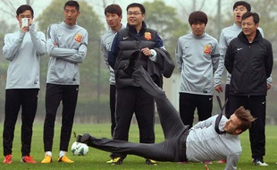 David Beckham chute sur une démonstration de coup-franc en Chine le 23 mars 2013.