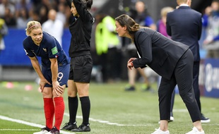 Eugénie Le Sommer et Corinne Diacre, ici en plein échange durant le match entre les Bleues et la Norvège, durant la Coupe du monde.