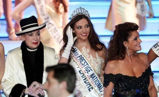 La Nordiste Margaux Deroy (c) a été élue à Kirrwiller (Bas-Rhin) Miss Prestige national 2015, en présence de Geneviève de Fontenay (g) le 18 janvier 2015