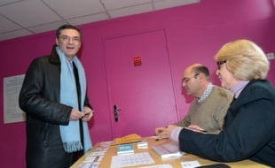 Dans la 13e circonscription des Hauts-de-Seine (Antony, Bourg-la-Reine, Châtenay-Malabry et Sceaux), Patrick Devedjian, président du conseil général et ancien ministre UMP, ne l'avait emporté qu'avec 200 voix d'avance sur son concurrent chevènementiste Julien Landfried, soutenu par le PS. Le Conseil constitutionnel a annulé le scrutin car son suppléant était aussi celui d'un sénateur, ce qui est interdit.